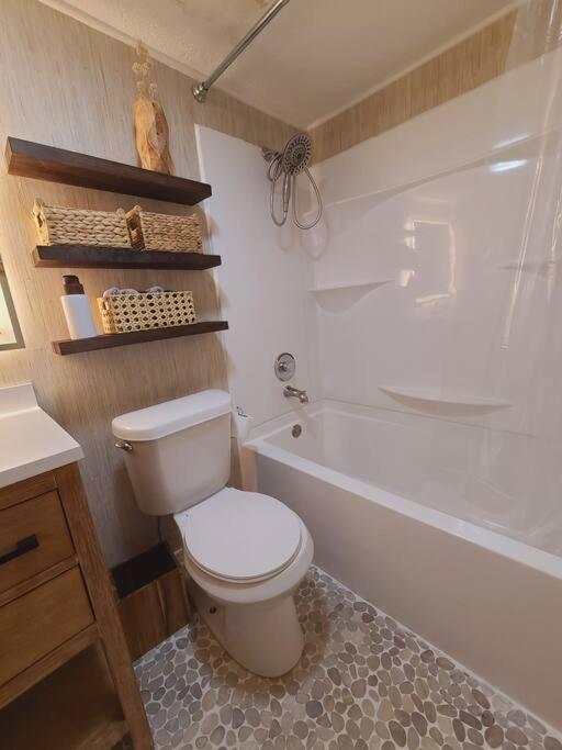Centrally Located In Rogers And Bentonville! -Private Rooms ภายนอก รูปภาพ