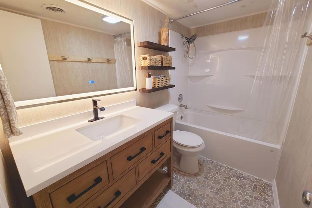 Centrally Located In Rogers And Bentonville! -Private Rooms ภายนอก รูปภาพ
